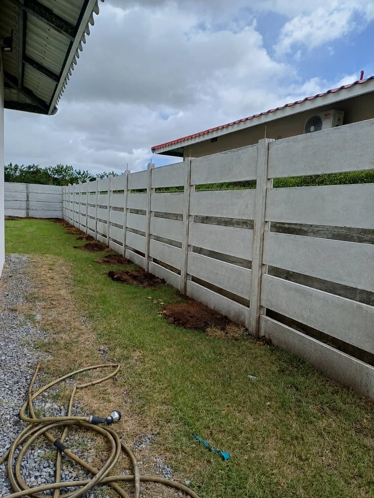 Muro Prefalego ALTUM con líneas horizontales en residencia urbana con techo de teja